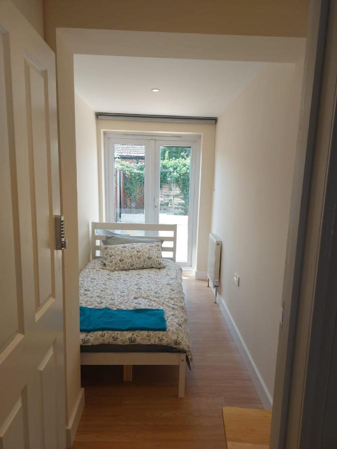 Vibrant Single Room Only For One Adult Southall Exterior foto